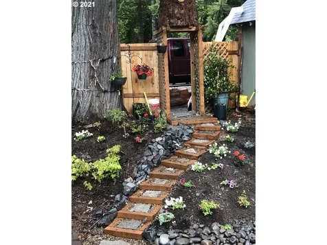 49752 Mckenzie Highway Vida OR 97488