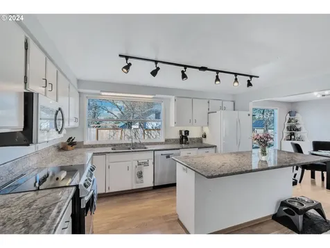 4855 NW Shaniko Court Portland OR 97229