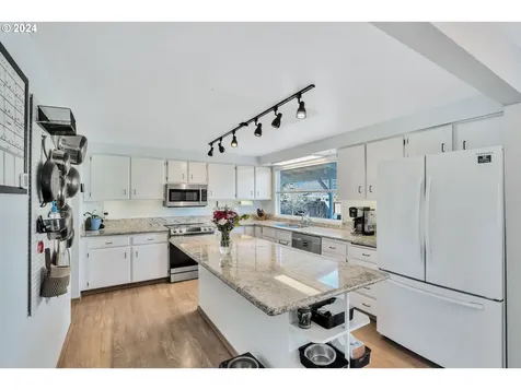 4855 NW Shaniko Court Portland OR 97229