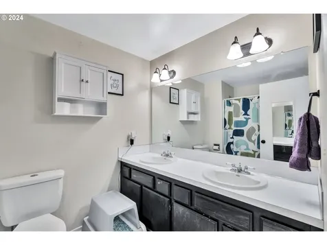 4855 NW Shaniko Court Portland OR 97229