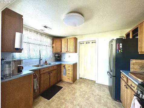 878 NE Willow Street Roseburg OR 97470