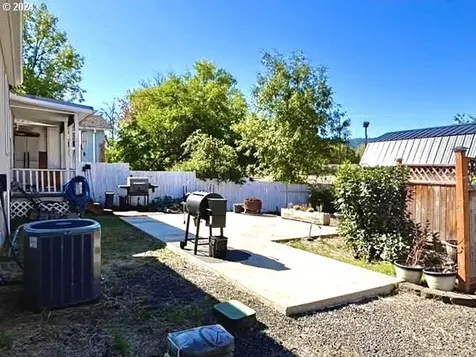 878 NE Willow Street Roseburg OR 97470