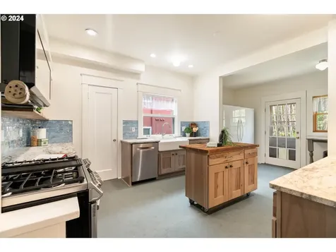 2157 NE Halsey Street Portland OR 97232