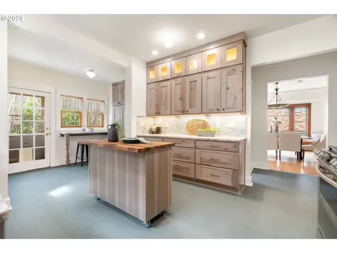 2157 NE Halsey Street Portland OR 97232