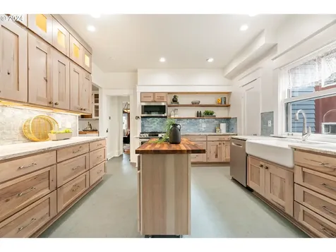 2157 NE Halsey Street Portland OR 97232