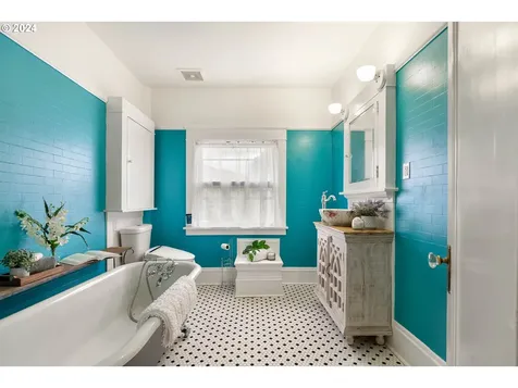2157 NE Halsey Street Portland OR 97232