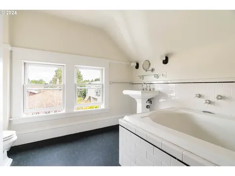 2157 NE Halsey Street Portland OR 97232