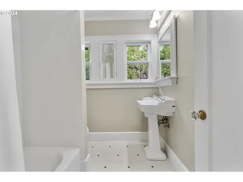 4235 SE 11th Avenue Portland OR 97202