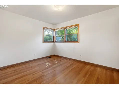 1746 Se 101st Avenue Portland OR 97216