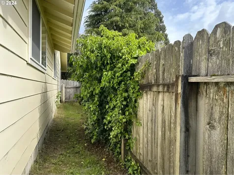 2104 17th Street Florence OR 97439