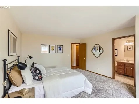 2032 Se 70th Court Hillsboro OR 97123