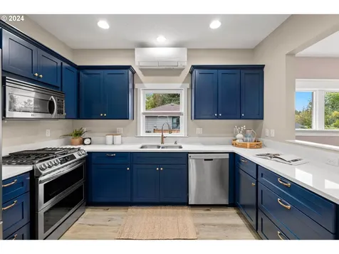 7475 SW 52nd Avenue Portland OR 97219