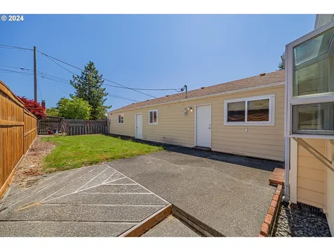 1022 N Myrtle Street Coquille OR 97423