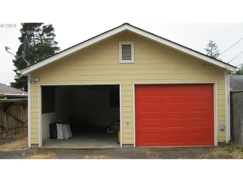 1022 N Myrtle Street Coquille OR 97423