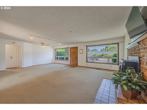 1022 N Myrtle Street Coquille OR 97423