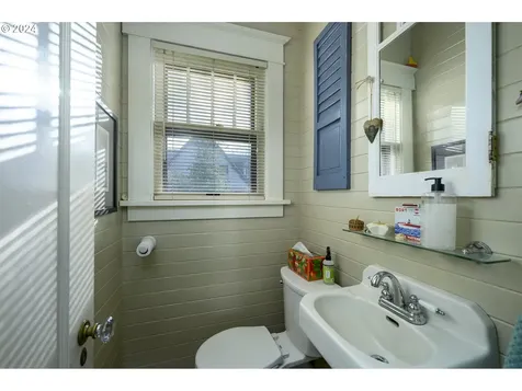 935 NE Cowls Street Mcminnville OR 97128