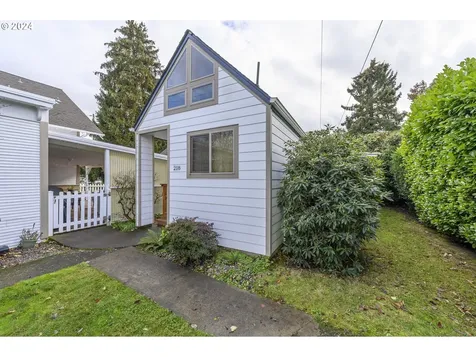 935 NE Cowls Street Mcminnville OR 97128
