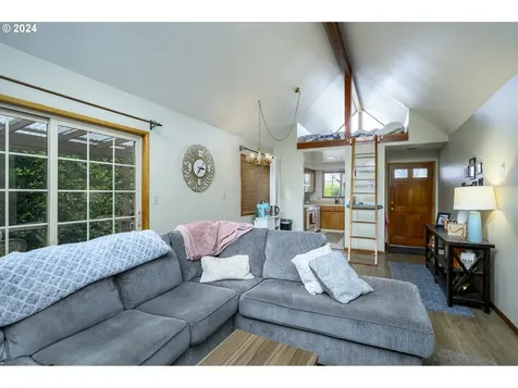 935 NE Cowls Street Mcminnville OR 97128
