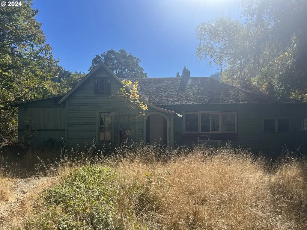1105 Tunnel Road Glendale OR 97442
