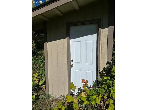 1105 Tunnel Road Glendale OR 97442