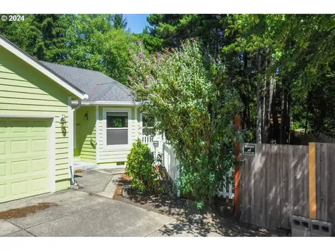 3866 Spruce Street Florence OR 97439
