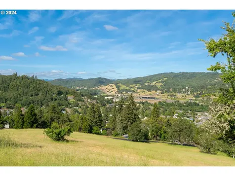 1475 SE Kane Street Roseburg OR 97470