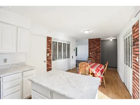 908 S 3rd Avenue Kelso WA 98626