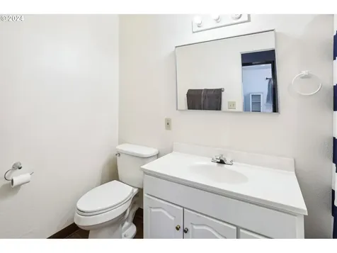 908 S 3rd Avenue Kelso WA 98626