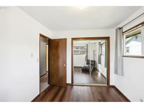 908 S 3rd Avenue Kelso WA 98626