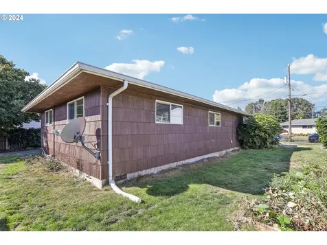 908 S 3rd Avenue Kelso WA 98626