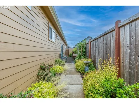 2086 Lake Shore Drive Eugene OR 97408