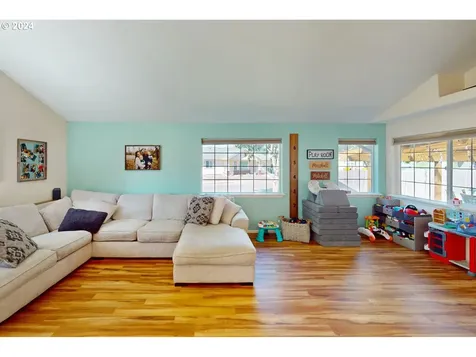 2093 8th Street Springfield OR 97477
