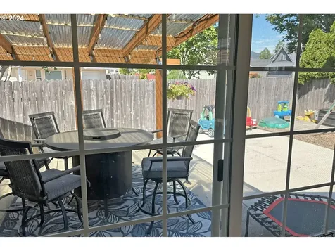 2093 8th Street Springfield OR 97477