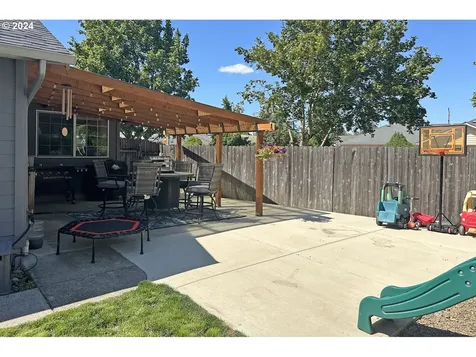 2093 8th Street Springfield OR 97477