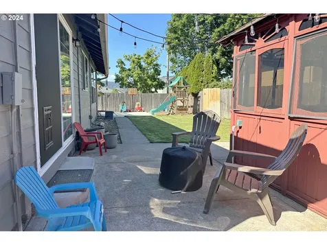 2093 8th Street Springfield OR 97477