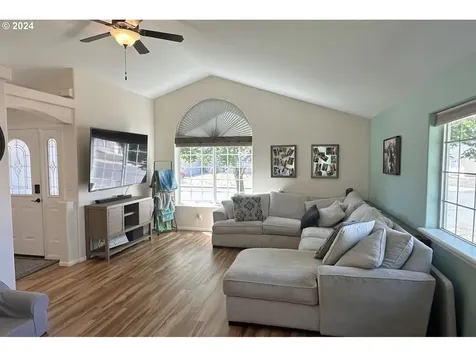 2093 8th Street Springfield OR 97477