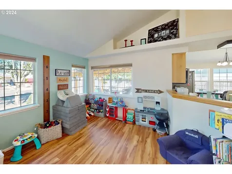 2093 8th Street Springfield OR 97477