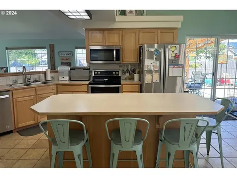 2093 8th Street Springfield OR 97477