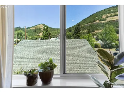 115 W Franklin Street Bingen WA 98605