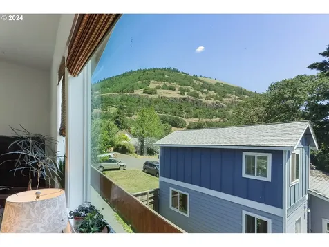 115 W Franklin Street Bingen WA 98605