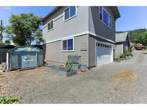 115 W Franklin Street Bingen WA 98605