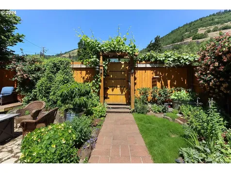 115 W Franklin Street Bingen WA 98605