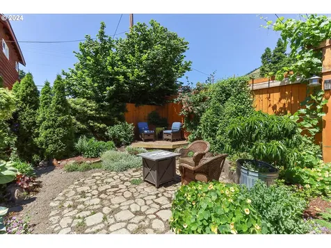 115 W Franklin Street Bingen WA 98605