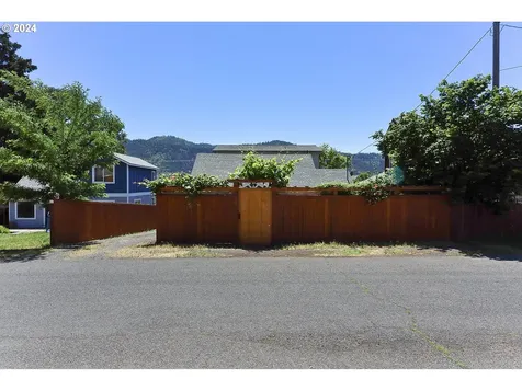 115 W Franklin Street Bingen WA 98605