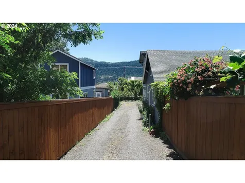 115 W Franklin Street Bingen WA 98605