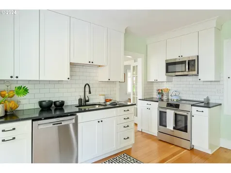 4633 Ne Halsey Street Portland OR 97213