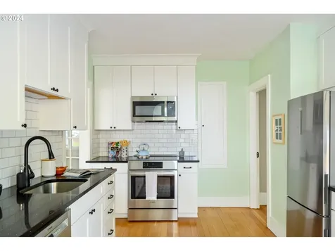 4633 Ne Halsey Street Portland OR 97213