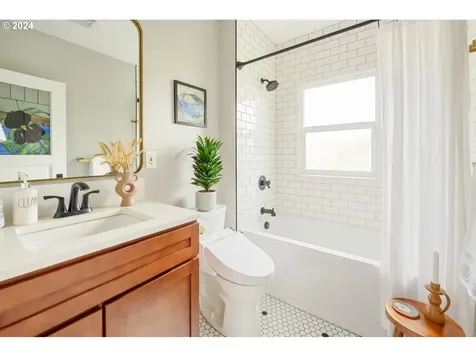 4633 Ne Halsey Street Portland OR 97213