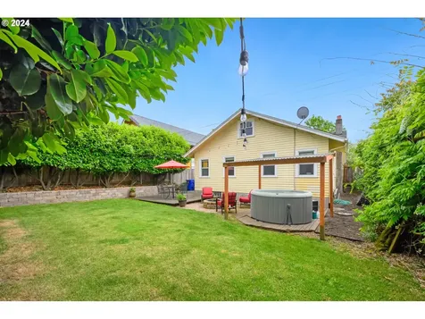 4633 Ne Halsey Street Portland OR 97213