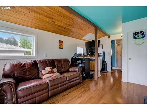 8711 Ne Brazee Street Portland OR 97220